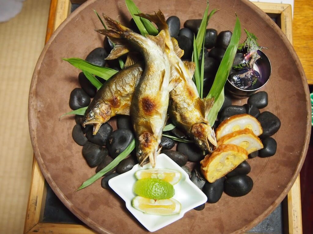 黒川温泉黒川荘の食事の焼き物は魚と郷土料理のからしレンコン
