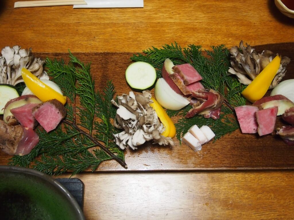 黒川温泉黒川荘の食事の焼き物は肉や旬な野菜がたくさん