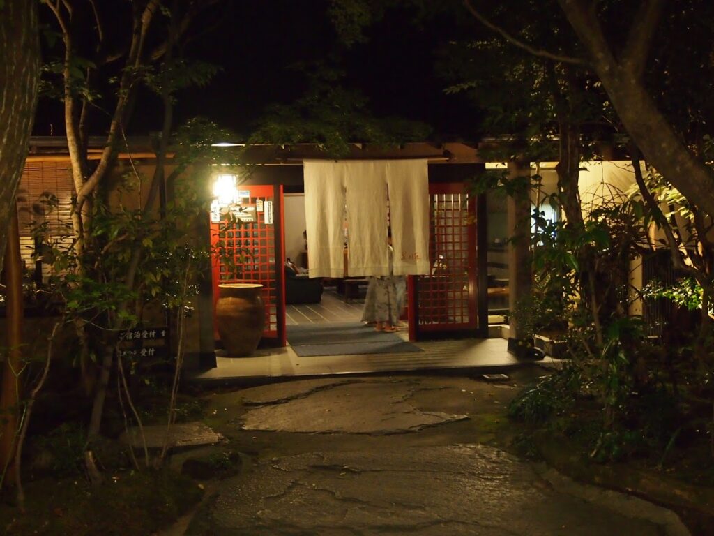 黒川温泉黒川荘の夜の入り口は雰囲気が良い