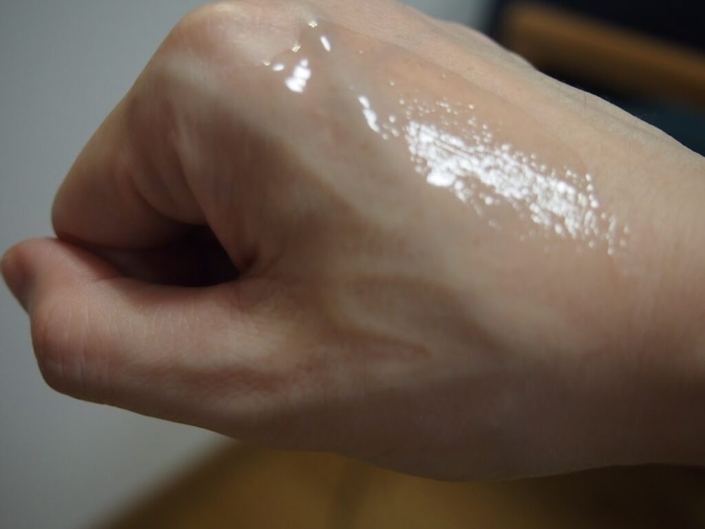 肌に伸ばすとしっかり肌が覆われた様子