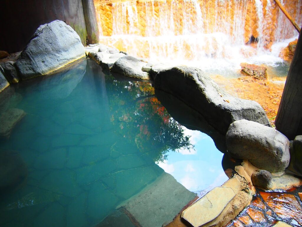 山林核の温泉はコバルトブルーの湯