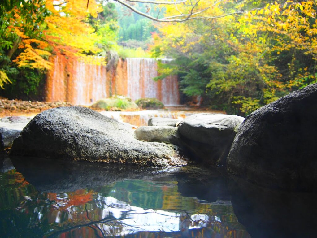 山林閣の露天風呂は滝が見えて景色がよい